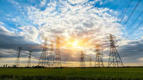 Energetyka w nowym klimacie — letnie szczyty zużycia prądu zmieniają pracę polskiej sieci